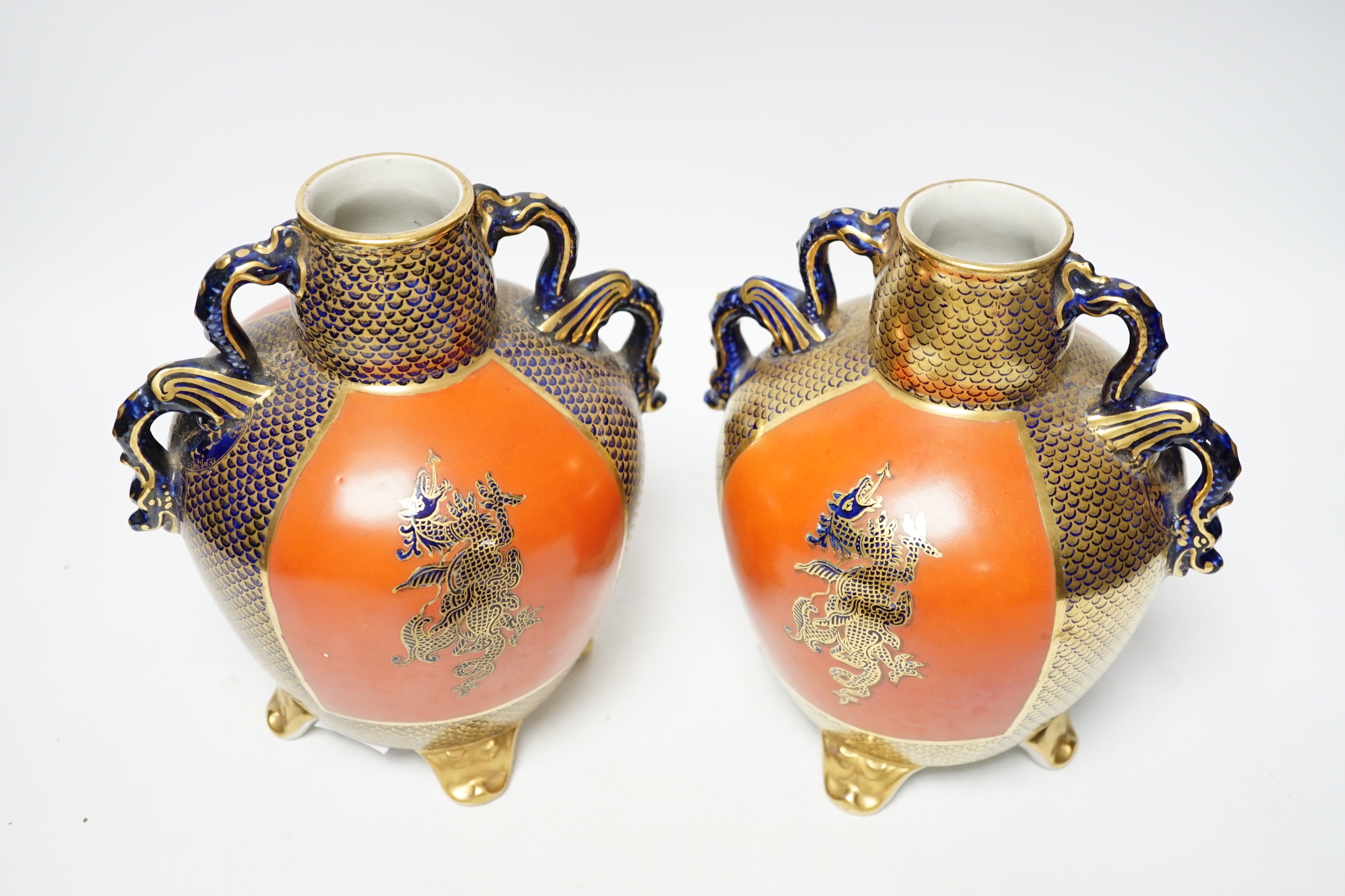 A pair of Masons Ironstone red, blue and gilt chinoiserie lidded vases, early 20th century, 25cm